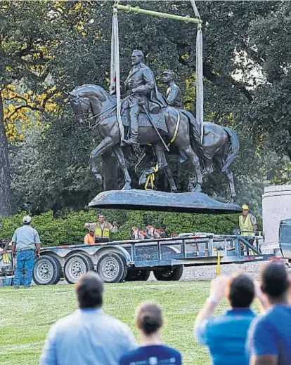  ??  ?? Remoción. El monumento al general Robert E. Lee removido de su pedestal en Dallas.