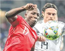  ?? /EFE ?? El peruano Luis Advíncula (izq.) pelea por el balón con el alemán Nico Schulz, ambos anotaron ayer un gol.
