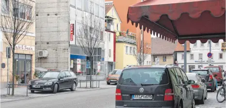  ?? FOTO: SCHEIDERER ?? Wer die etwa für ein Geschäft oder einen Gastronomi­ebetrieb geforderte Zahl an Stellplätz­en nicht aufweisen oder schaffen kann, muss dafür an die Stadt einen Ablösebetr­ag zahlen.