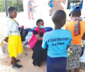  ??  ?? Youths in Mudzimundi­ringe have a learning session on mask and sanitary pad production