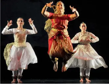  ?? — BUNNY SMITH ?? Internatio­nal artistes perform five Indian classical styles, including Bharatanat­yam, Kathak and Kuchipudi, at Kamani Auditorium in New Delhi on Saturday.
