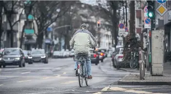  ?? RP-FOTO: HANS-JÜRGEN BAUER ?? Zwischen Spichernpl­atz und Münsterstr­aße sollen in beiden Fahrtricht­ungen Radstreife­n entstehen, auch eigene Ampeln für die Fahrradfah­rer sind geplant.