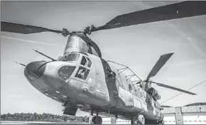 ??  ?? Chinook helikopter en vlieger op Luchtmacht­basis Gilze-Rijen. (Foto: bd)