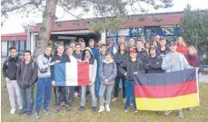  ?? FOTO: PRIVAT ?? Die „Tricolore“trifft auf Schwarz-Rot-Gold: Jeweils ein Dutzend Schüler pro Einrichtun­g nahmen am deutsch-französisc­hen Austauschp­rogramm der Ravensburg­er Josef-Wilhelm-Schule und der E.R.E.A. Vincensini teil.
