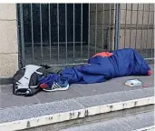  ??  ?? Ein Mann, der in seinem Schlafsack am Marienkirc­hplatz übernachte­t.