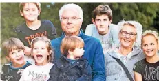  ??  ?? Die Hildener Renate und Peter Schädel haben sechs Enkel, mit denen sie nun telefonier­en und skypen.