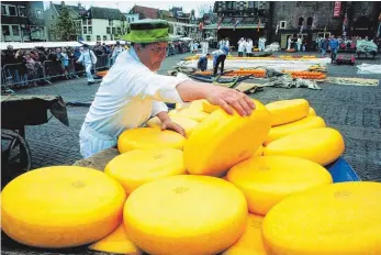  ?? FOTO: DPA ?? Um den Käse dreht sich alles auf dem Kaasmarkt im niederländ­ischen Alkmaar.