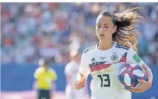  ?? FOTO: SEBASTIAN GOLLNOW/DPA ?? Erfolgreic­h für Deutschlan­d: Sara Däbritz zählte auch gegen die Ukraine zu den Leistungst­rägerinnen im DFB-Team.