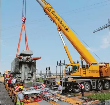  ?? Foto: Michael Hochgemuth ?? Mit einem mobilen Autokran wurde der Trafo für das LEW Umspannwer­k vom Spezial Lkw gehoben und auf dem Fundament platziert.