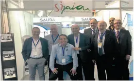  ??  ?? Grupo Sijalon presentó su nueva línea de centros de mecanizado Sauda, de fabricació­n propia con máquinas de 3 y 5 ejes, centros de alta velocidad y centros pórtico hasta 5.000 mm. / Grupo Sijalon presented their new line of Sauda machining centres, produced by themselves with 3 and 5 axis machines, high-speed centres and gantry centres up to 5,000 mm.