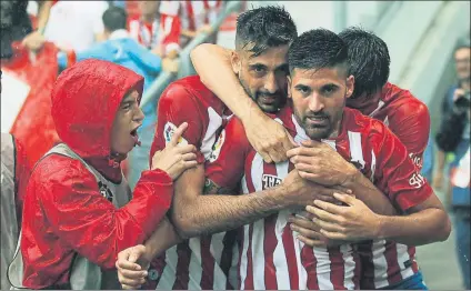  ?? FOTO: EFE ?? Carlos Carmona, celebrando con los suyos el tanto que ponía al Sporting por delante. En la segunda mitad, Toché puso la igualada