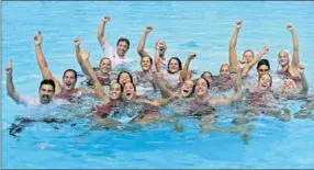  ?? ?? La Selección femenina celebra en el agua el éxito en el Europeo de Split.