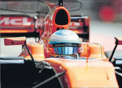  ?? FOTO: GETTY ?? Fernando Alonso tuvo que salir a pista con la especifica­ción de motor antigua, con menos potencia, y pese a ello superó a Vandoorne