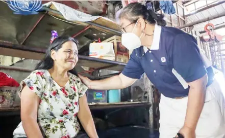  ?? PHOTOGRAPH­S COURTESY OF TZU CHI FOUNDATION ?? A TZU Chi volunteer visits cataract sufferer Windilina Ganotisi in Cainta, Rizal.