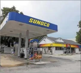  ?? RICK KAUFFMAN — DIGITAL FIRST MEDIA ?? This is the Sunoco gas station on West Chester Pike where a woman alleges a Lyft driver abducted her 31-year-old sister early Wednesday morning.