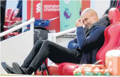  ?? ANDREW YATES / EFE ?? Pep Guardiola, sentado en el banquillo del estadio de Anfield, en Liverpool.