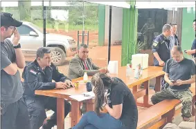  ??  ?? El fiscal antidrogas Marcelo Pecci (parado a la izquierda), con el comandante de la Policía, Walter Vázquez, y el comisario Gilberto Fleitas (sentados).