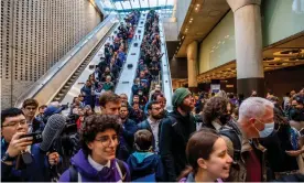  ?? Photograph: Jill Mead/The Guardian ?? Crowds head down the escalator at Paddington as the Elizabeth line opened this morning.