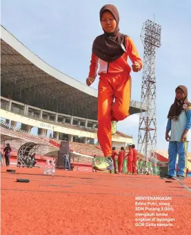  ?? HANUNG HAMBARA/JAWA POS ?? MENYENANGK­AN: Erlina Putri, siswa SDN Pucang 3 (kiri), mengikuti lomba engklek di lapangan GOR Delta kemarin.