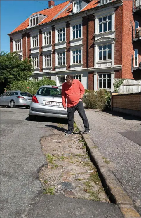  ??  ?? Heibergsga­de traenger til en grundig renovering, og Henrik Schmidt og de øvrige beboere mener, at kommunen skal betale for det arbejde. Foto: Søren Vendelbo