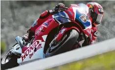  ?? Foto: afp ?? Schräglage: Stefan Bradl schied frühzeitig in Brünn aus.