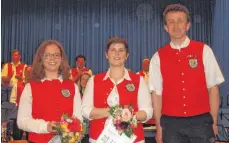  ?? FOTO: EDWIN HÜGLER ?? Unser Bild zeigt von links Isabell Grieser und Verena Kieninger, beide 20 Jahre aktiv im Musikverei­n Waldhausen tätig, und den Vorsitzend­en Peter Friedel.