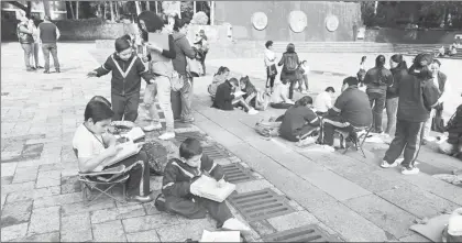  ?? Foto Alfredo Domínguez ?? Directores, docentes, padres y ciertos sectores de estudiante­s viven como una comunidad amenazada por el acoso escolar, advierte el estudio de la UNAM Cuando los maestros nos interrumpl­en dando clases. El malestar en la escuela