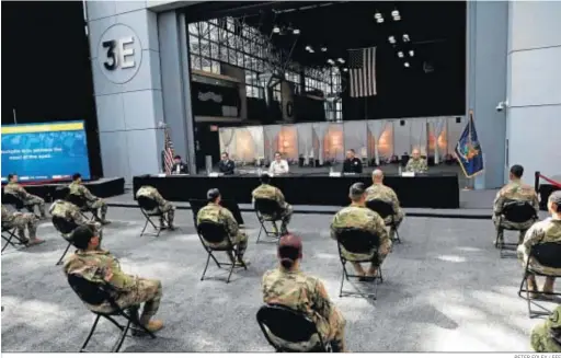  ?? PETER FOLEY / EFE ?? El gobernador de Nueva York, Andrew Cuomo, se dirige a un grupo de militares en el Centro de Convencion­es Jacob Javits.