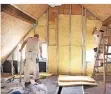  ?? FOTO: DPA ?? Der Dachstuhl eines Hauses wird ausgebaut.