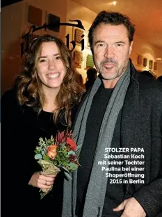  ??  ?? STOLZER PAPA Sebastian Koch mit seiner Tochter Paulina bei einer Shoperöffn­ung 2015 in Berlin