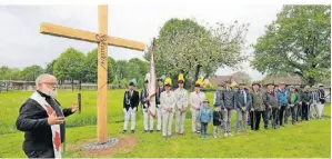  ?? FOTO: ARMIN FISCHER ?? In Finkenberg wurde am 6. Mai ein neues Holzkreuz von den Schützenbr­üdern eingesegne­t. Links ist Norbert Derrix zu sehen.