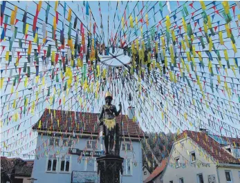  ?? ARCHIVFOTO: PÜTZ, KATHARINA ?? Kein Narrenhimm­el in Möhringen, keine bunt geschmückt­en Straßen – dieses Jahr ist die Fasnet zum größten Teil vom Tisch.