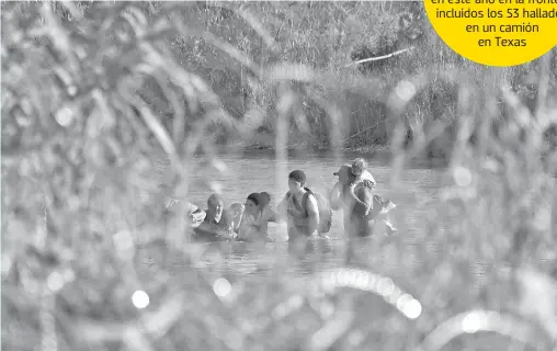  ?? ?? Una familia migrante de Venezuela cruza el río Grande en Eagle Pass, Texas