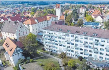  ?? FOTO: STADTVERWA­LTUNG PFULLENDOR­F ?? Heilig-Geist-Spitäler sind vielerorts die Grundlagen für Kranken- und Altenheime. Auch in Pfullendor­f. Hier ein Blick auf das Krankenhau­s (rechts) sowie das Alten-und Pflegeheim (links dahinter).