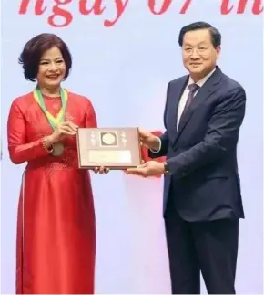  ?? ?? Deputy Prime Minister Lê Minh Khái awarded the Kovalevska­ia Prize to Assoc. Prof. Dr. Đào Việt Hà in 2023.