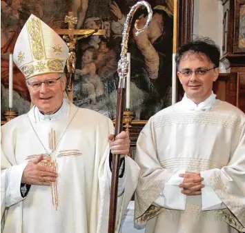  ?? Foto: Annette Zoepf ?? Bischof Konrad Zdarsa hat Stefan Wolitz im Augsburger Dom zum „Diakon mit Zivilberuf“geweiht.