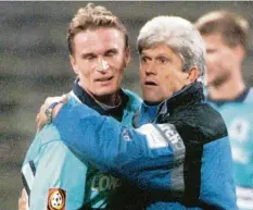  ?? Archivfoto: Jan Nienheysen, dpa ?? Unter Trainer Werner Lorant (rechts) spielte Bender beim TSV 1860 München. In der Bundesliga erzielte der Münchner insgesamt 42 Tore.