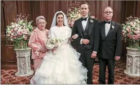  ??  ?? Mayim Bialik et Jim Parsons (au centre) dans «The Big Bang Theory».