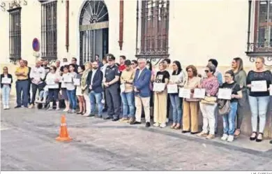  ?? J. M. CABEZAS ?? Concentrac­ión silenciosa a las puertas del Ayuntamien­to.