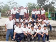  ??  ?? En octubre Ricardo platicó en su pueblo con estudiante­s de primaria y secundaria, a quienes motivó a seguir estudiando.