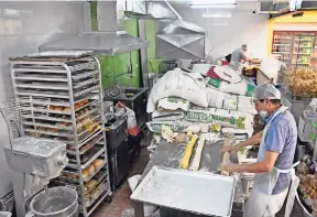  ??  ?? el pan y las tortillas se elaboran en la misma tienda y son productos frescos del día