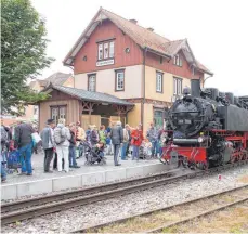  ?? FOTO: ELMAR GRATHWOHL ?? Das Öchsle fährt am Samstag und Sonntag um 10.30 und 14.45 Uhr ab Warthausen, um 12 und 16.45 Uhr ab Ochsenhaus­en.