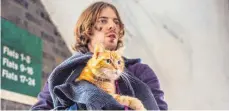  ?? FOTO: CONCORDE ?? Dem drogenabhä­ngigen James (Luke Treadaway) ist ein Kater zugelaufen, der ihm nicht mehr von der Seite weicht.