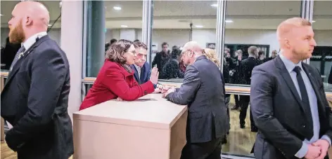  ?? FOTO: DPA ?? Andrea Nahles, Vorsitzend­e der SPD-Fraktion im Bundestag, SPD-Landeschef Michael Groschek und der Parteivors­itzende Martin Schulz (v.l.) am Montag in Dortmund bei der Versammlun­g der Delegierte­n des SPD-Parteitags.