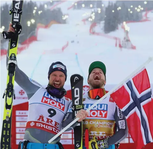  ?? Foto: dpa/Dominik Angerer ?? Die Norweger Aksel Lund Svindal (l.) und Kjetil Jansrud feiern ihren Doppelsieg in der Abfahrt.