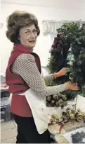  ?? COURTESY PHOTO ?? Susan Jones of the Rappahanno­ck County Garden Club fashions a holiday wreath at the “Greens Workshop.” The club also creates swags, garlands and centerpiec­es.