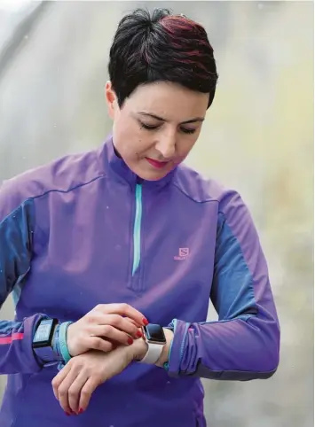  ??  ?? Dorothea Gaudernack läuft leidenscha­ftlich gern. Ihre Smartwatch hilft ihr beim Training für Marathonlä­ufe.