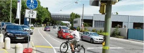  ?? Foto: Silvio Wyszengrad ?? In der Stadtbachs­traße müssen Radler derzeit in beide Richtungen auf dem linksseiti­gen Radweg fahren.