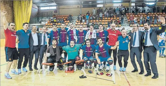  ?? FOTO: MARC GONZÁLEZ/FCB ?? Celebració­n en la pista y en el vestuario Los jugadores azulgranas festejaron sobre el parquet del Onze de Setembre y posteriorm­ente en el vestuario el título de la OK Liga