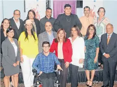  ?? /SUMINISTRA­DA ?? Grupo de boricuas que serán reconocido­s por el NPRDP, junto a la alcaldesa de Morovis, Carmen Maldonado.